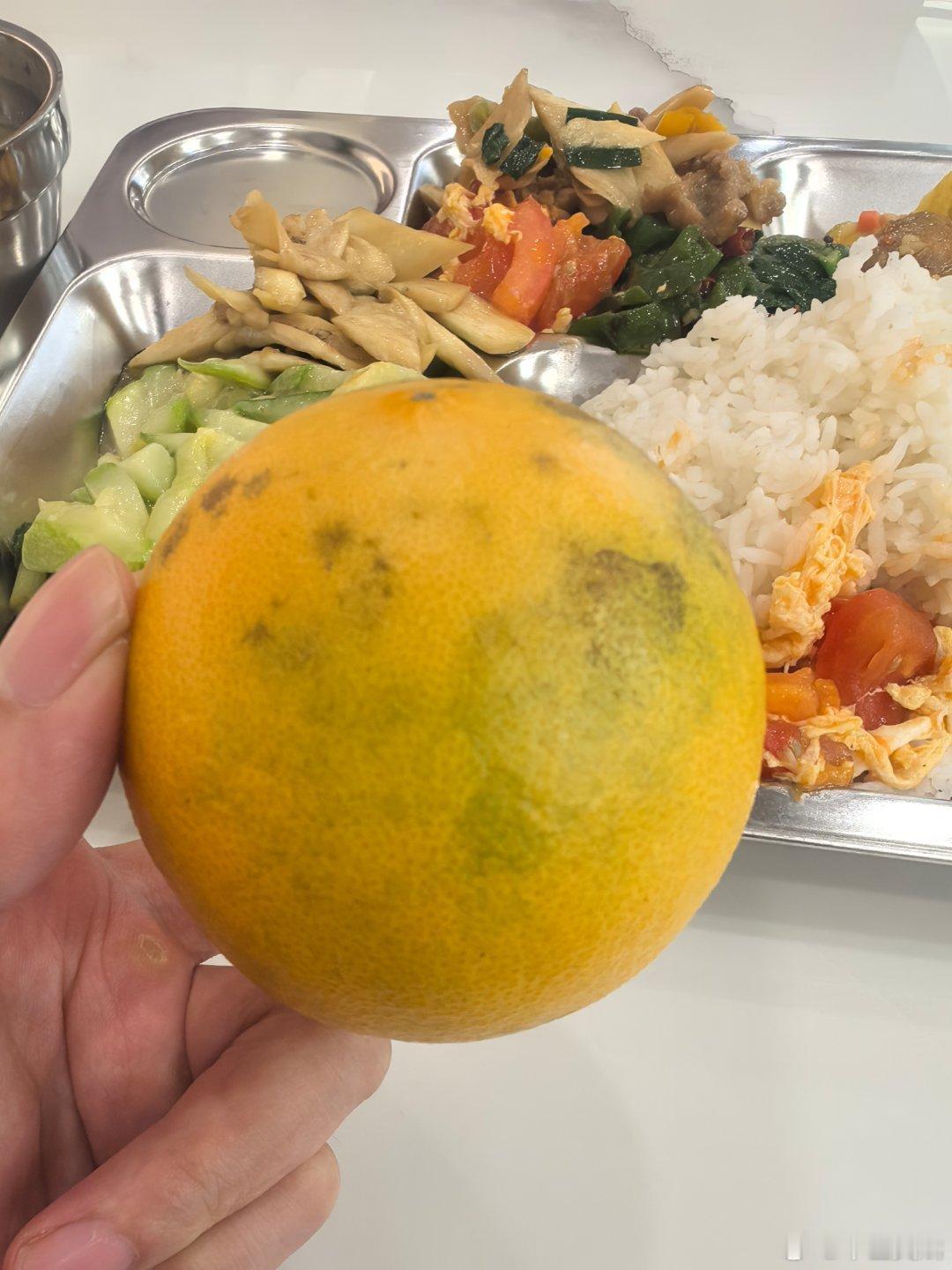 今年第一个脐橙是食堂里拿的，别看又小又丑，味道很可以 