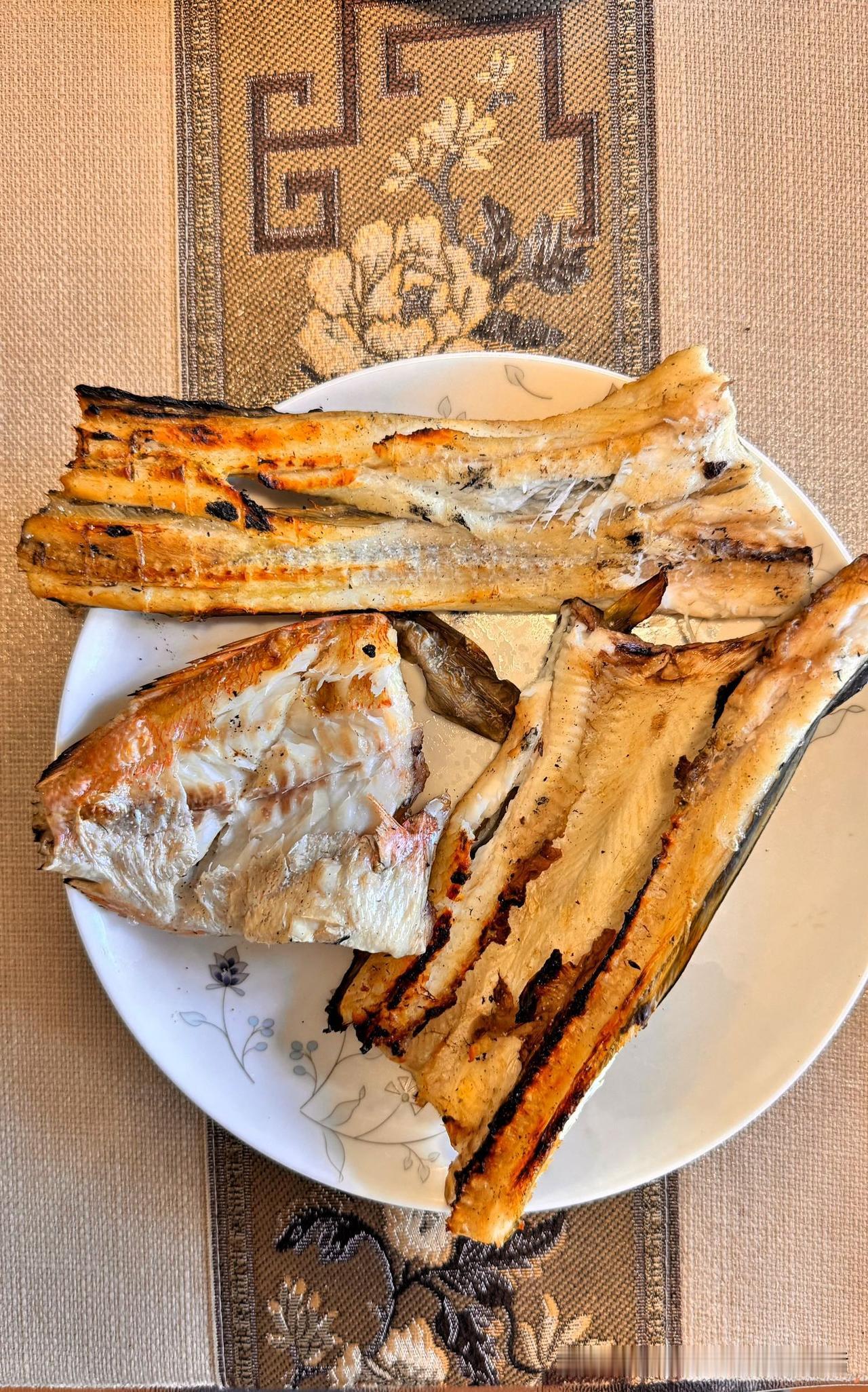 刚卸船的海鲜，买了九十块钱的，有红鲷鱼、石九公、马头鱼，还有活鳗鱼，过后我称了一