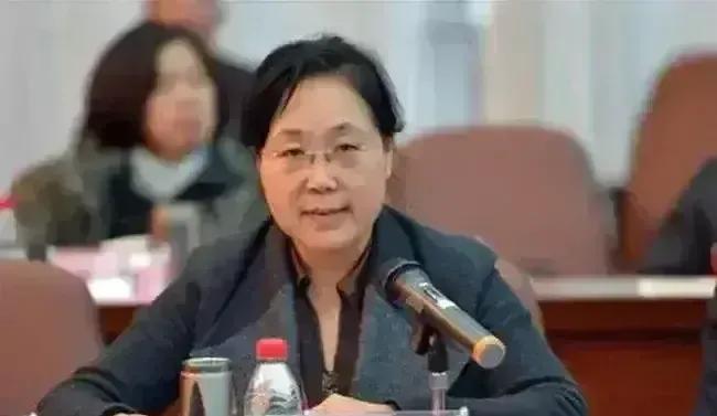 2007年那通越洋电话打进来时，王亚萍正在整理父亲的旧照片。

听筒里传来的声音