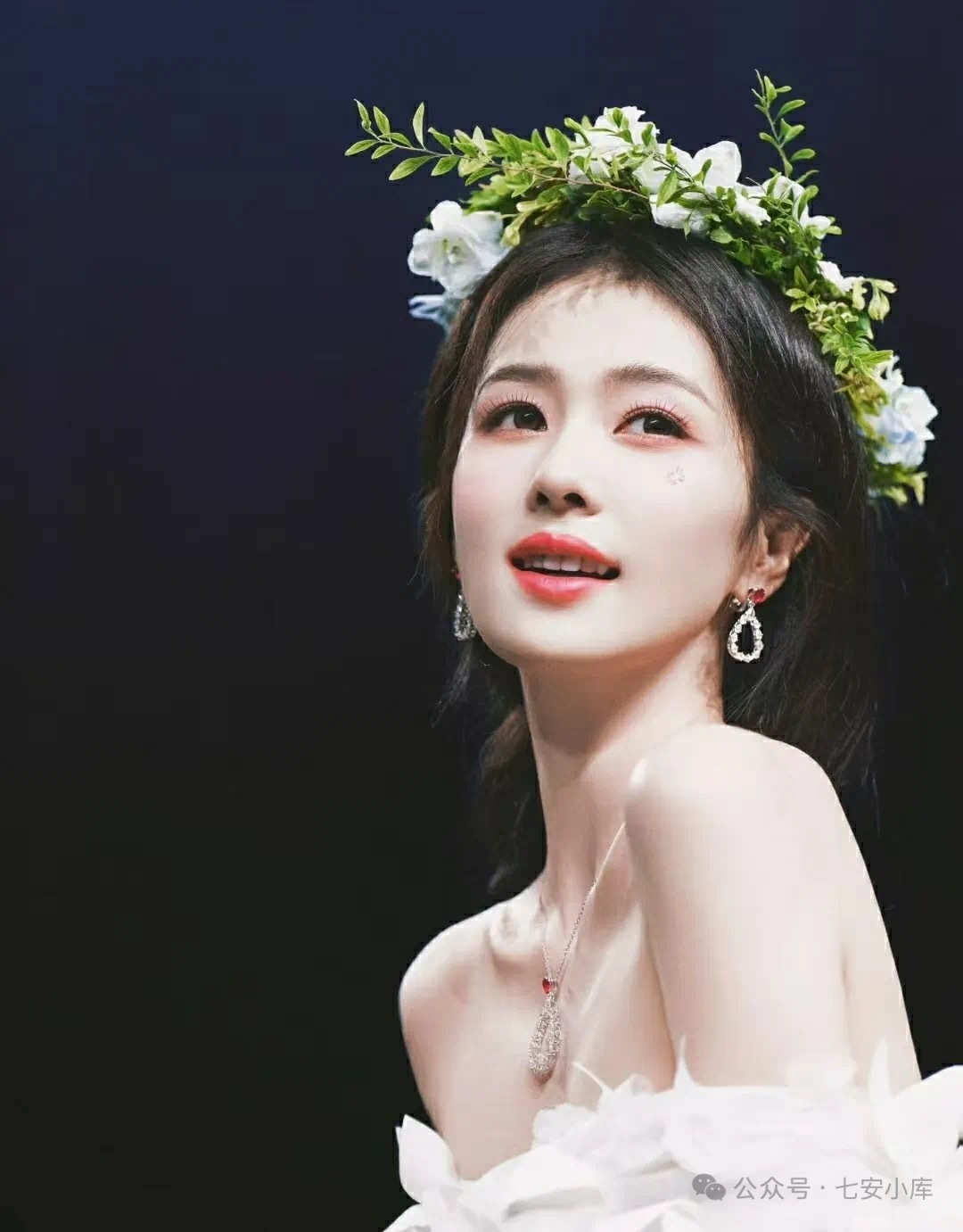 白鹿   我是穿着婚纱嫁给了我的鹿茸们 ​​​