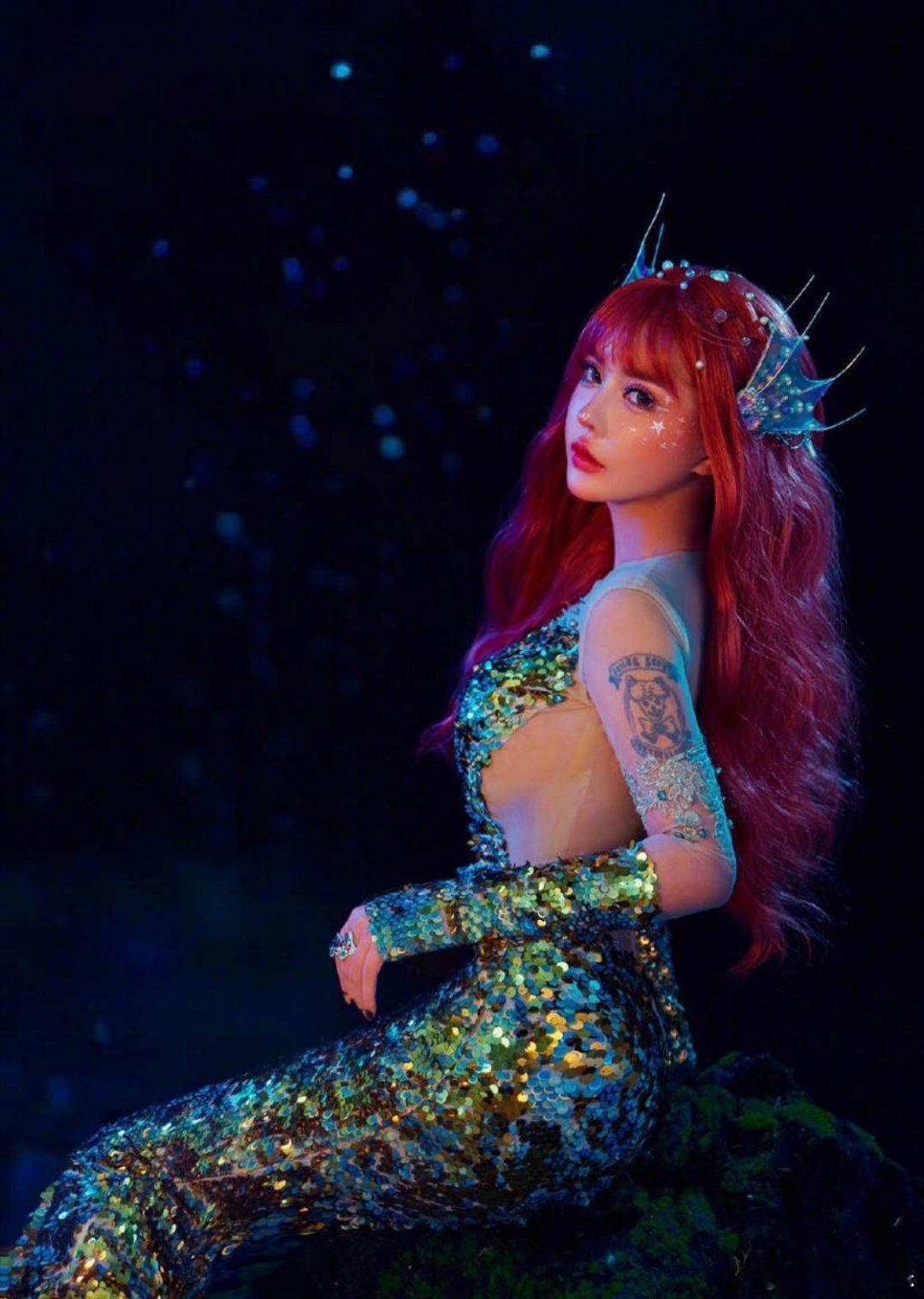 韩安冉自曝今年洗掉所有纹身韩安冉官宣洗纹身计划，今年要洗掉身上所有纹身印记，决心