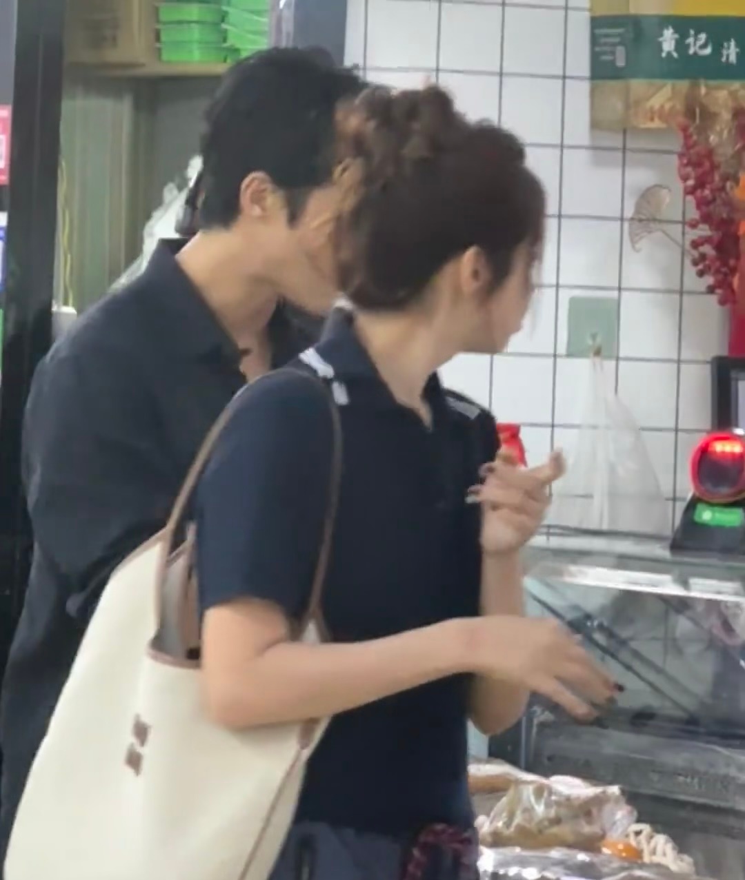 网友逛超市偶遇姜潮麦迪娜夫妇，麦迪娜超瘦超漂亮的，一旁的姜潮被超市食物馋的要流口