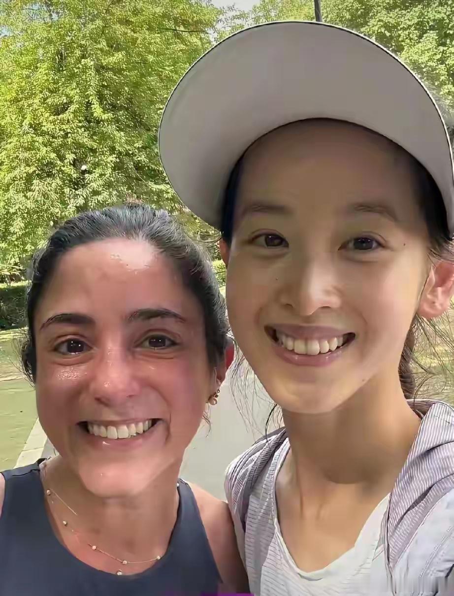 章泽天不化妆的样子和路人毫无区别，脸上斑斑点点清晰可见 ​​​