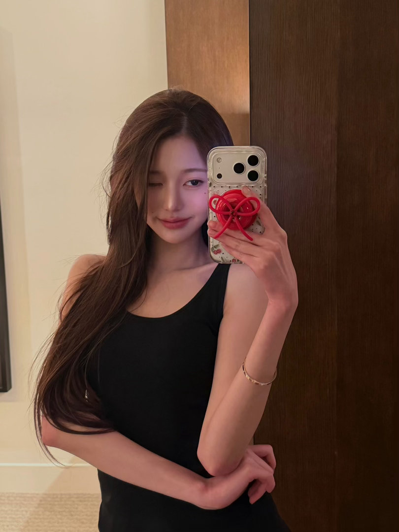 这个女孩给我发自拍是不是喜欢我？，，，