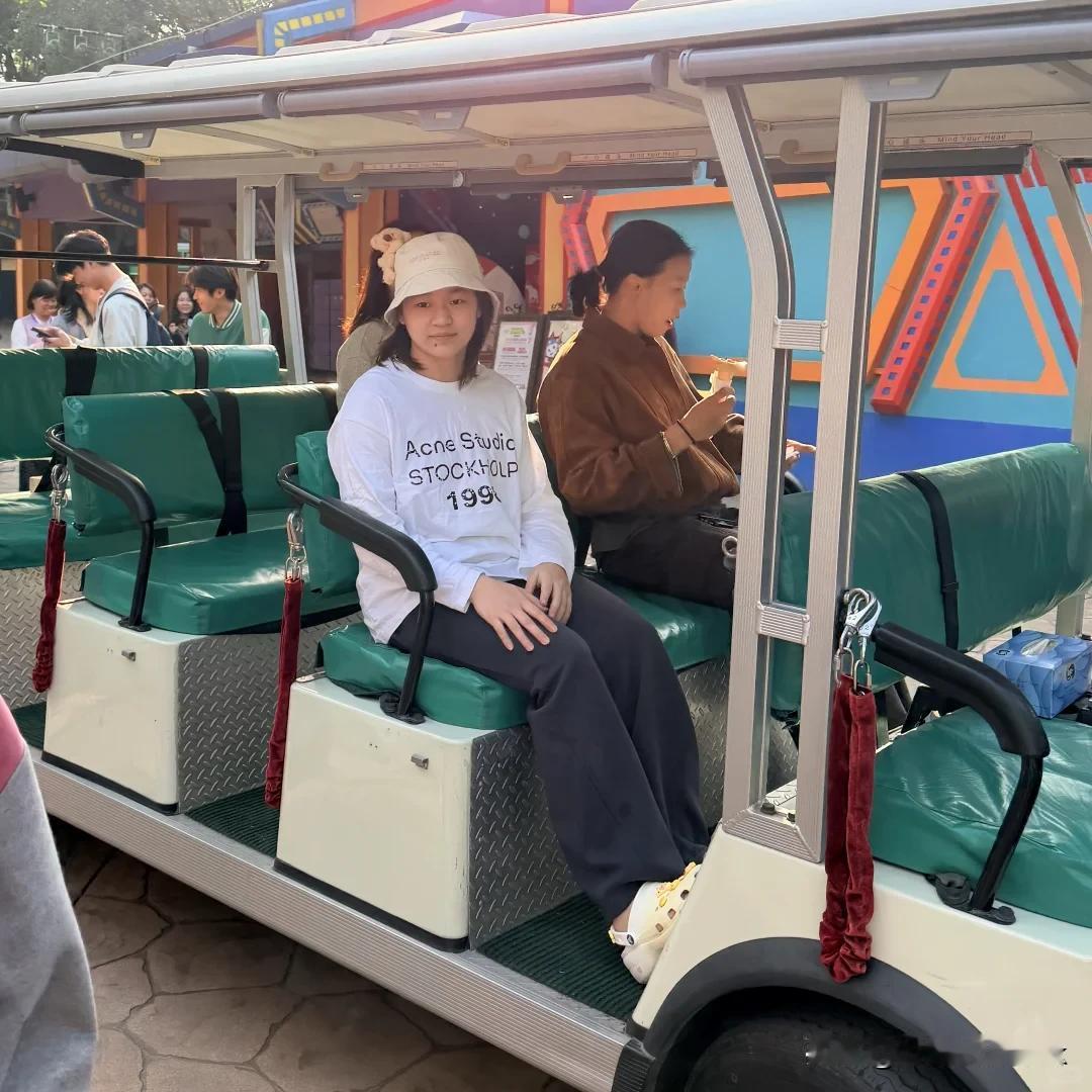 全红婵又去游乐场玩啦！最喜欢玩的是过山车[呲牙]

网友偶遇全红婵去广州长隆了，