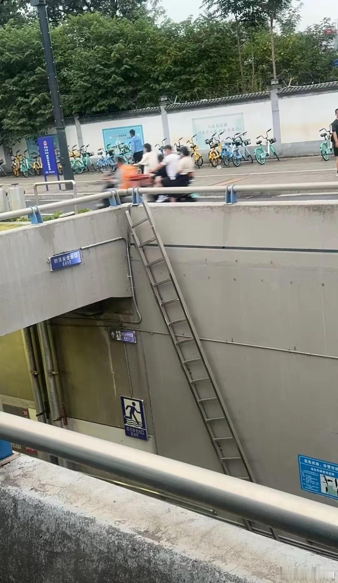 郑州，这地下通道为啥挂个梯子？[并不简单] 