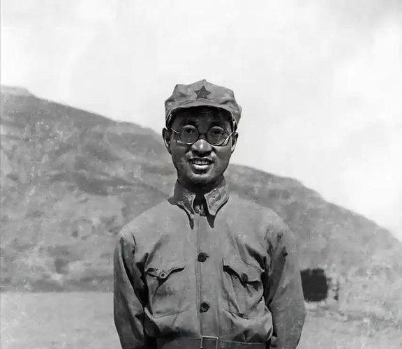 她17岁从战场背回一名重伤员，解放后，开国大将回来报恩
这个姑娘是杨庆兰，那位重