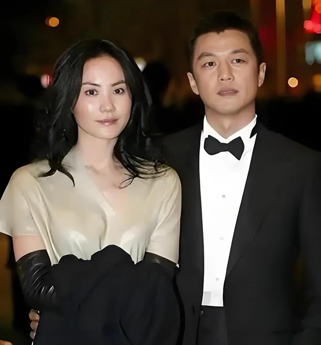 一次，主持人问李亚鹏:“当初很多男人都很羡慕你，娶了一个天后老婆！”李亚鹏说:“