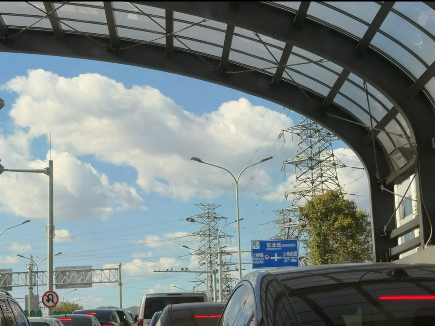 堵车等红灯也能做点事：拍摄 30 秒视频并加速播放输出为 live 图。 ​​​