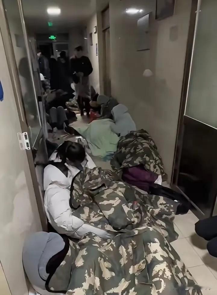 这次五一放假，最大的赢家已经出炉了
不是酒店也不是景区，而是那些惬意躺在家看电视