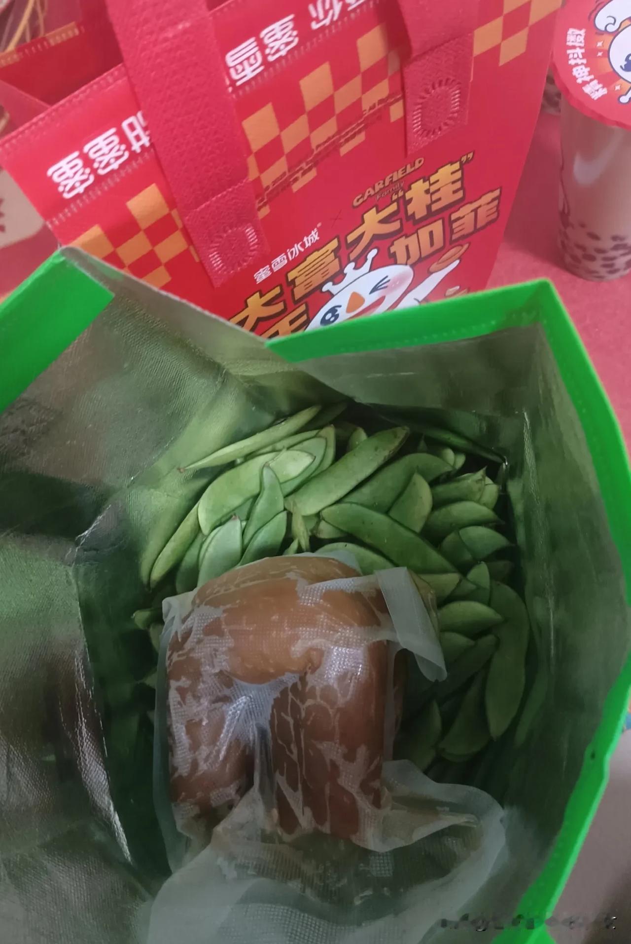 另一个老同学，千里迢迢才到南京，说高速有点堵。给我送了洋扁豆和咸瓜。其实这两年气