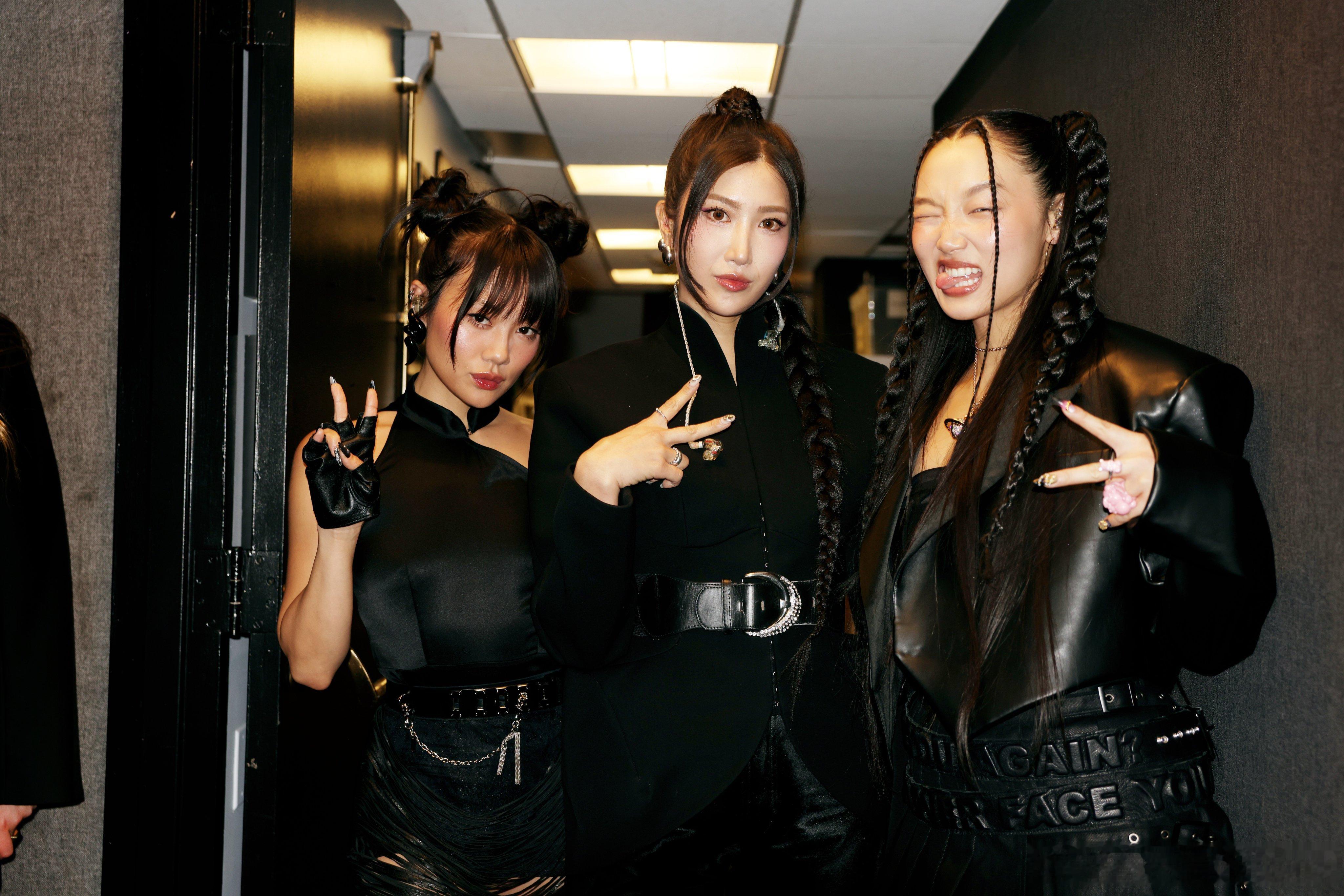 《K-POP：猎魔女团》的三位配音演员们在周六夜现场的合照 ​​​