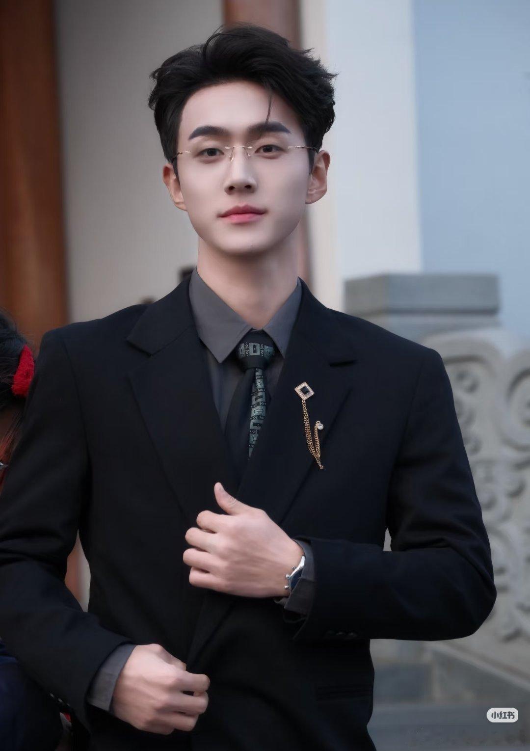 瓜芒果 TV 《大力出奇迹》邀请10位短剧男主，100天田间地头的不间断直播拟邀
