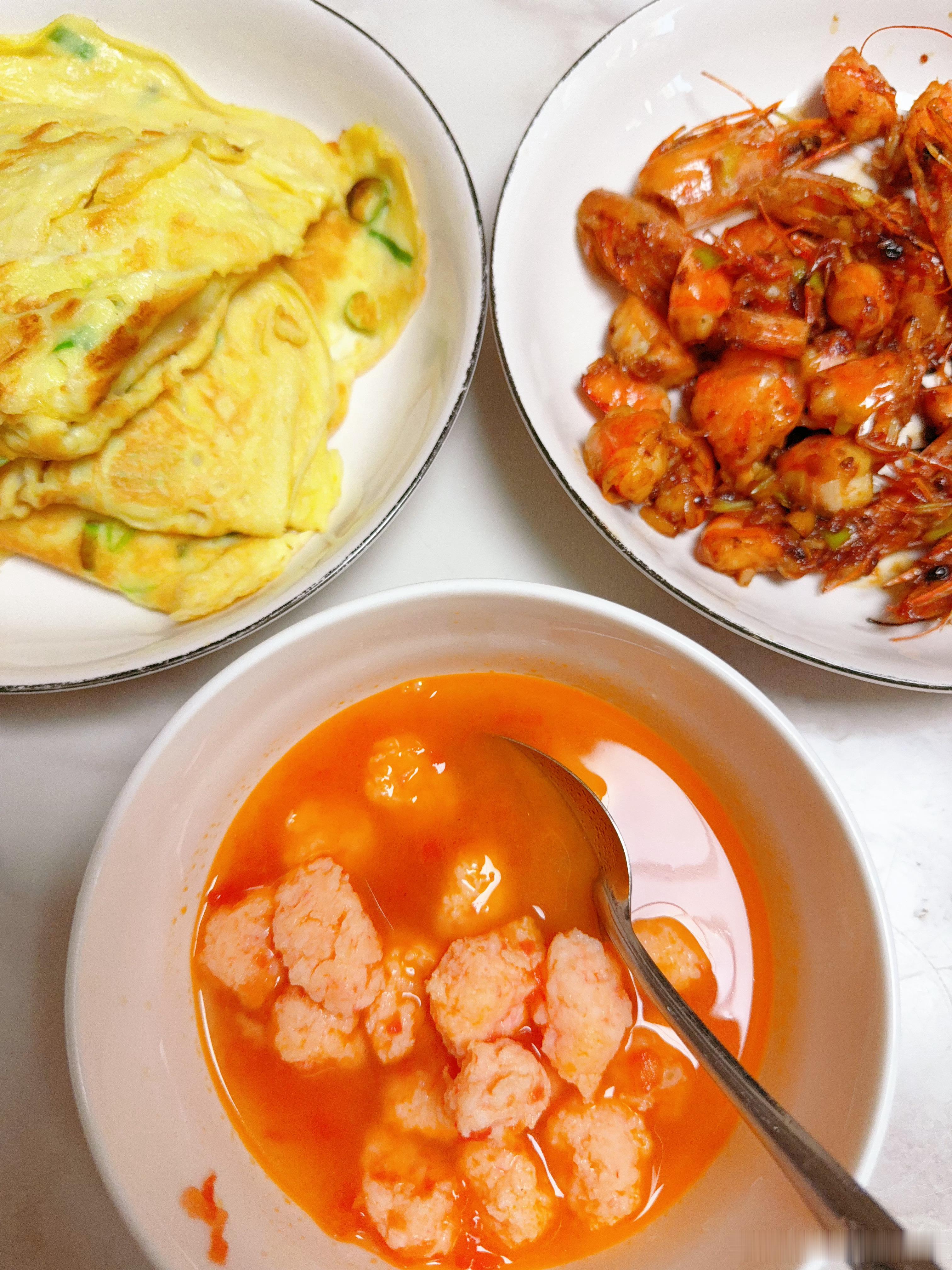 五点半到六点半，做了鸡蛋饼，做了辅食虾丸，剩的虾还炒了一下，接下来轮到阿星做炸酱
