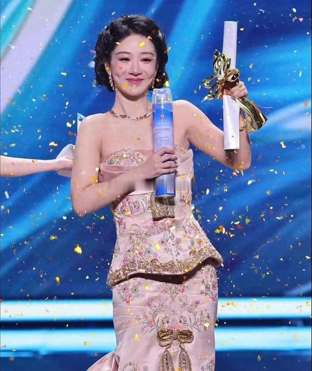 杨紫感恩每一位观众朋友拿下白玉兰视后依旧满怀赤诚，杨紫获奖后第一时间发文致谢所有