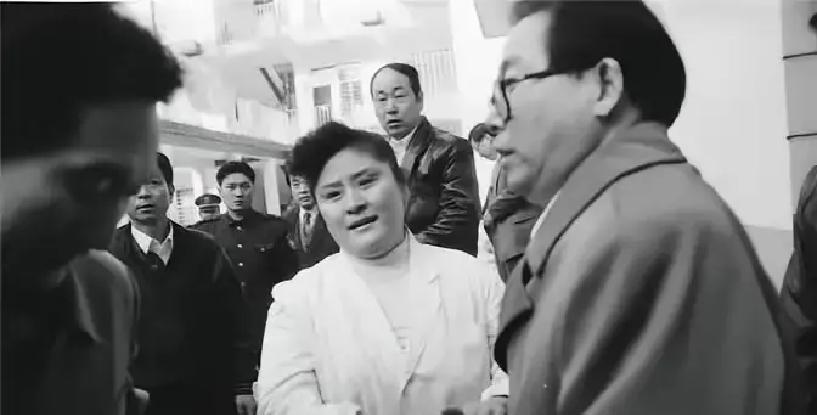 1996年，郑州国棉五厂幼儿园里，28名孩子被困在教室，歹徒张景山全身绑着炸药，