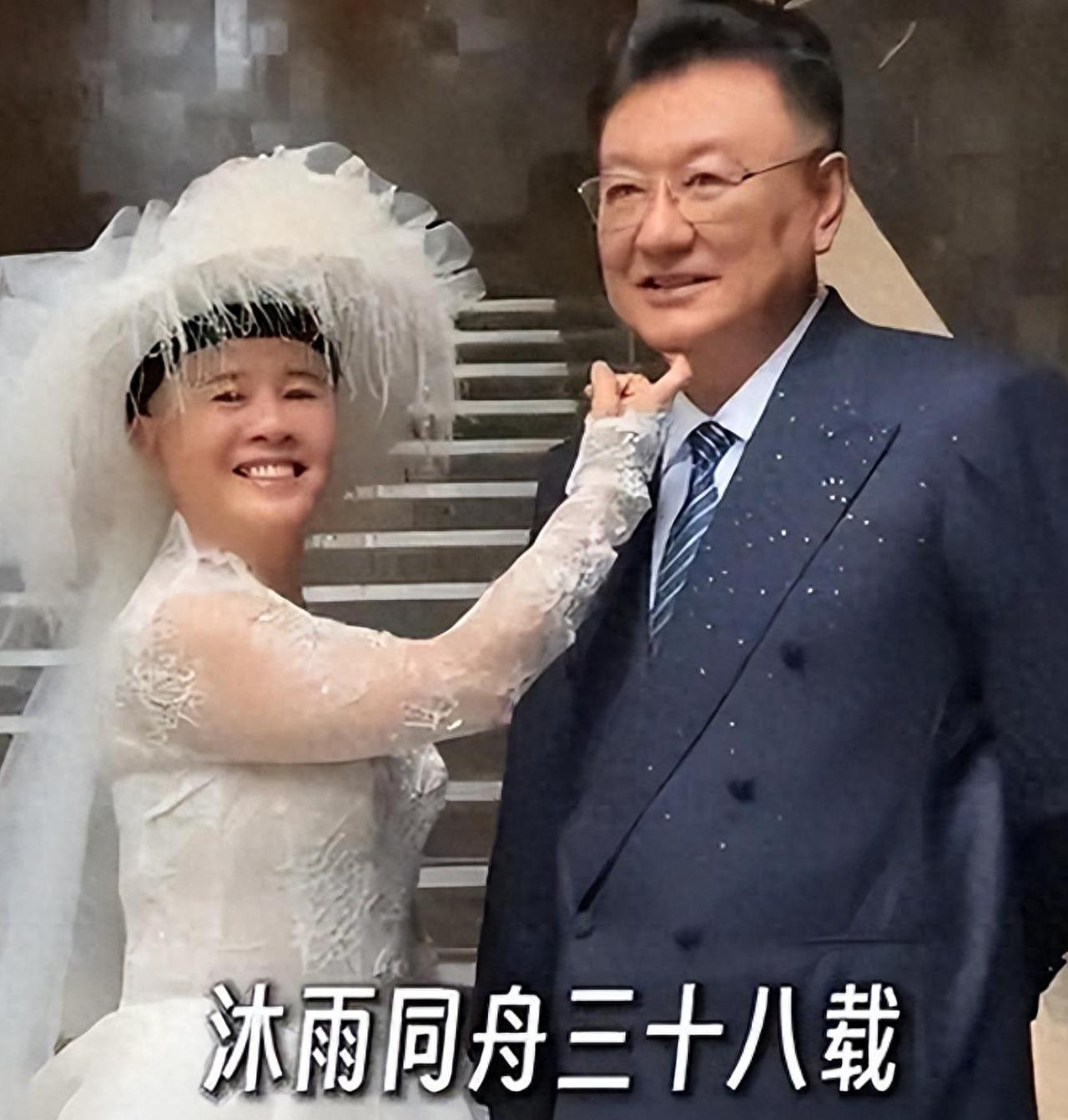 每月退休金近九千，夫妻还常去日本高端疗养，可女儿却当众往她杯子里吐口水、逼她喝下