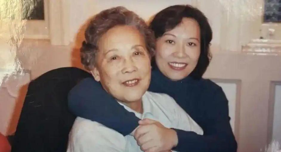 2001年，上海姑娘张玮掏空家底给独居恩师买下一套养老房。谁料20年后恩师离世，