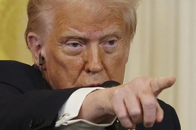 特朗普：拜登是个愚蠢总统

近期，美国政坛围绕俄乌冲突的争论愈演愈烈，前总统、共