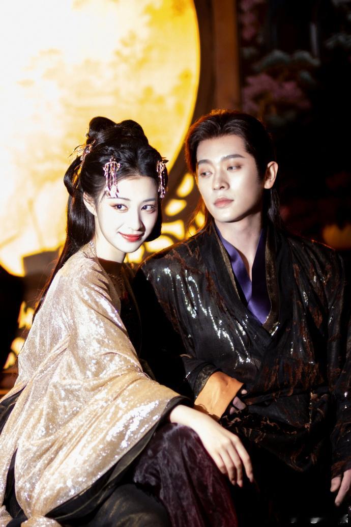 没亲掉色的吻戏不算吻戏王楚然丞磊这吻戏，亲完嘴唇红红的，又甜又欲！说着说着就凑上