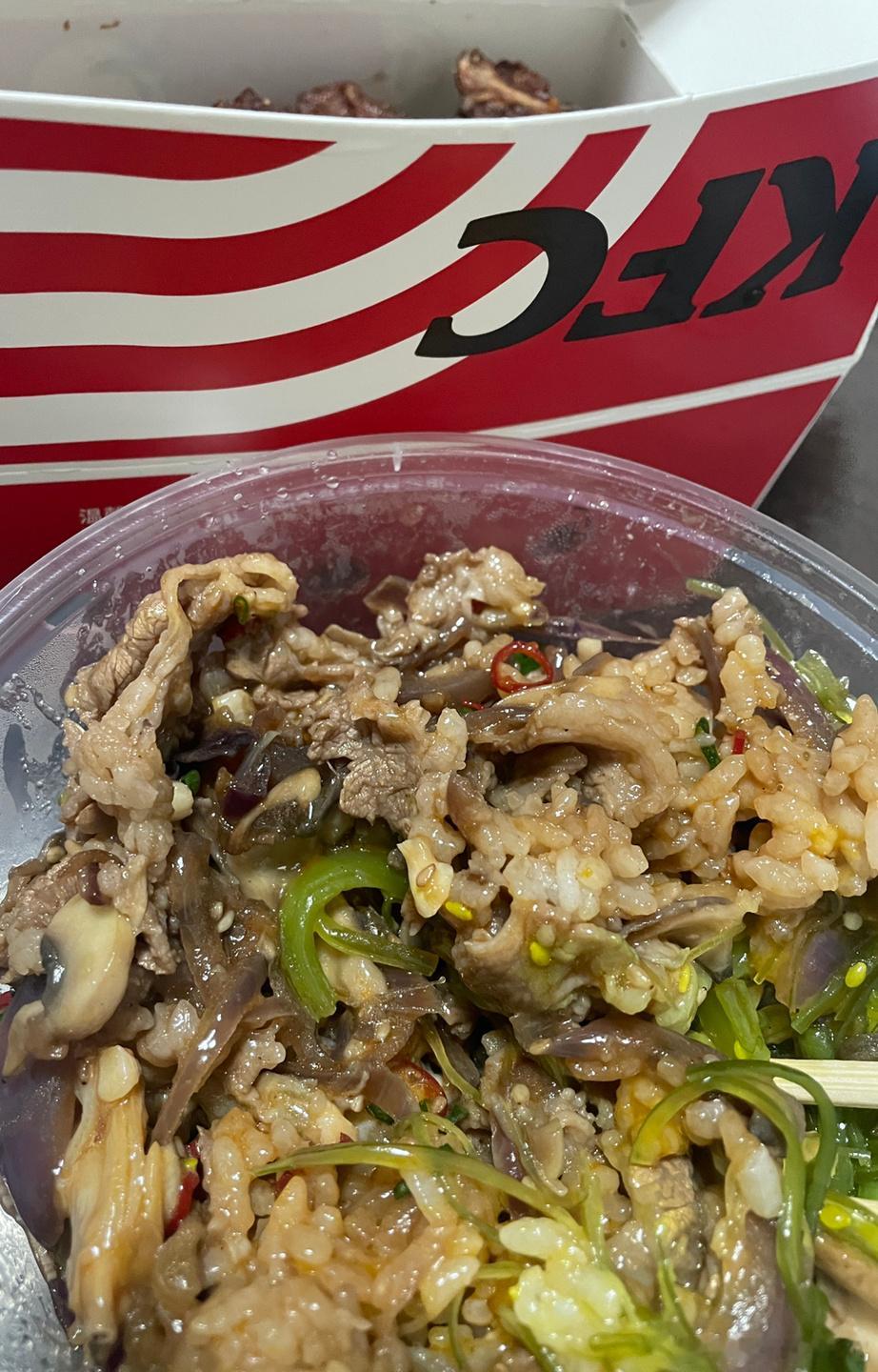 今天好累，可能也是快生理期了，接我回家的路上，他提前给我买好了我爱吃的那家牛肉饭