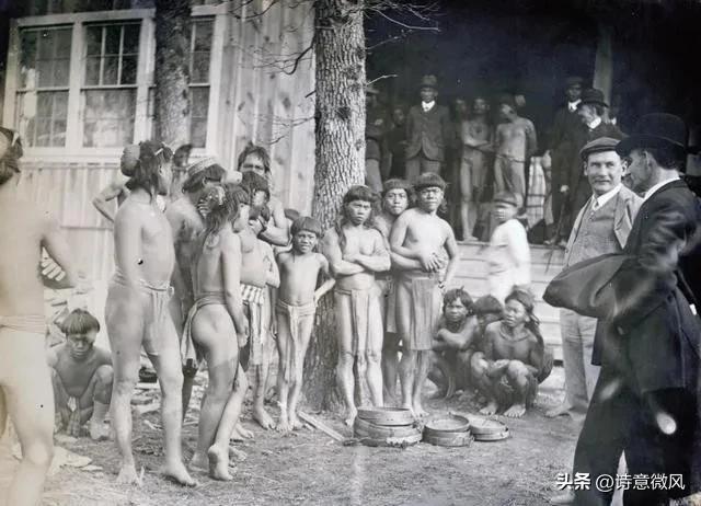 1895年，在美国一处“人口市场”，印第安人全都一丝不挂，正在被白人买主挑选。