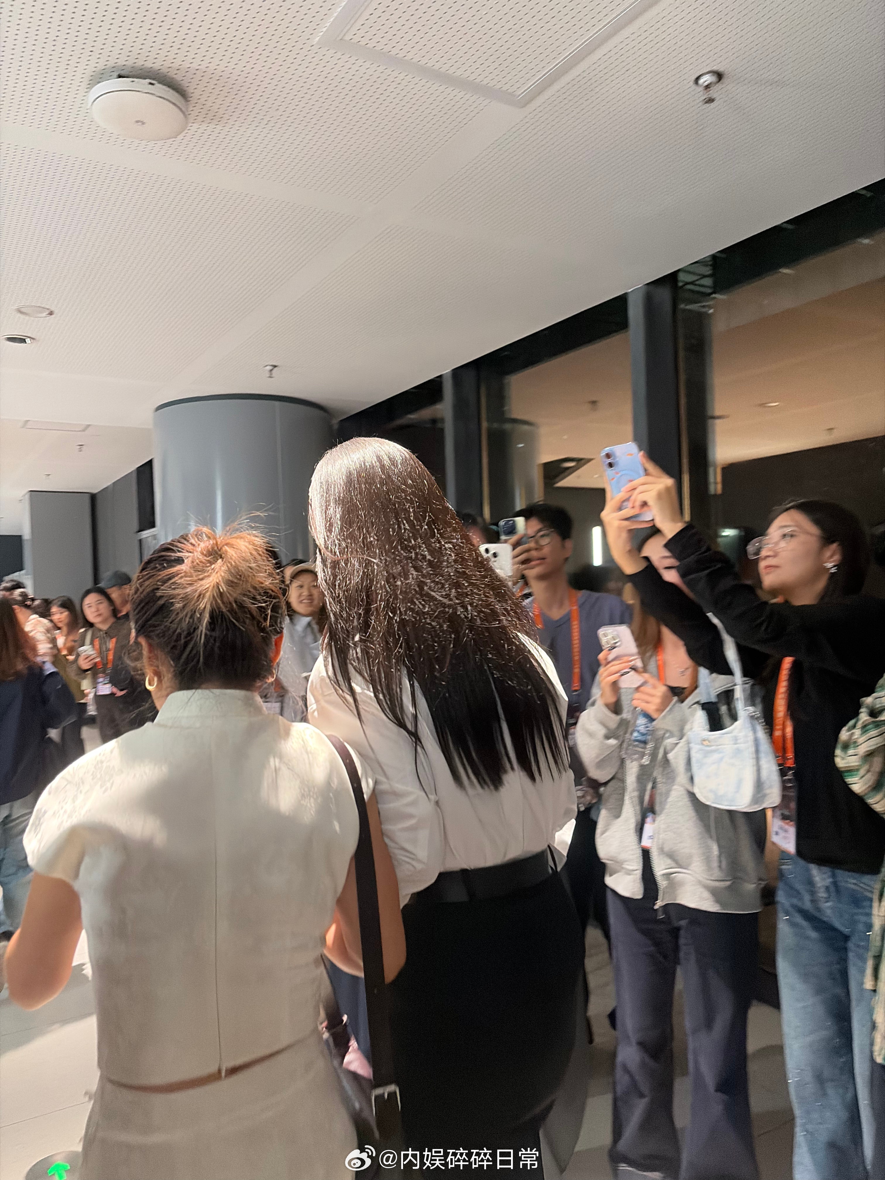 杨紫[超话] 杨紫从身边走过是一种什么体验 金鹰奖后台直拍小紫！ ​​​