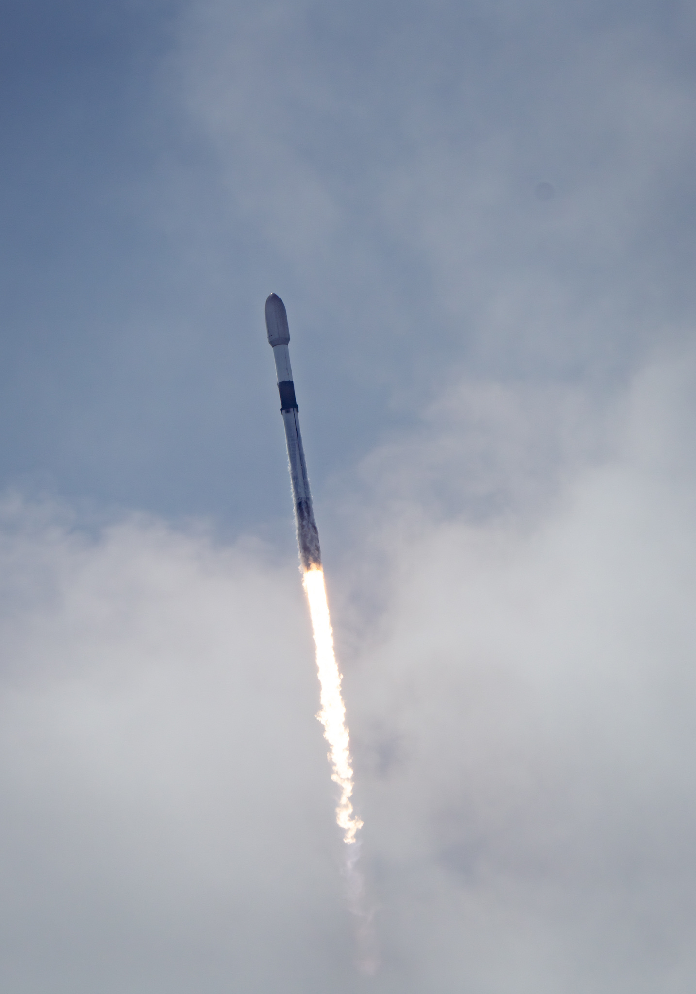 【SpaceX发射“星链”卫星突破7000颗】北京时间昨晚，SpaceX在卡角使