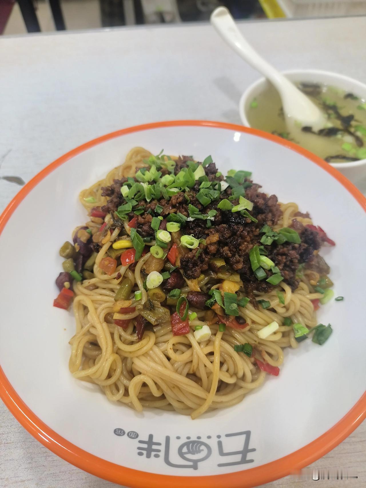 😋口味：他家是做馄饨的，新推了一个南昌拌粉。可能老板做的还不太熟练，感觉粉的软