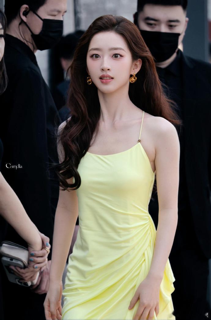 邓恩熙漂亮的发光了邓恩熙活动现场举手投足间都透着优雅！她身着浅灰色针织背心裙，外