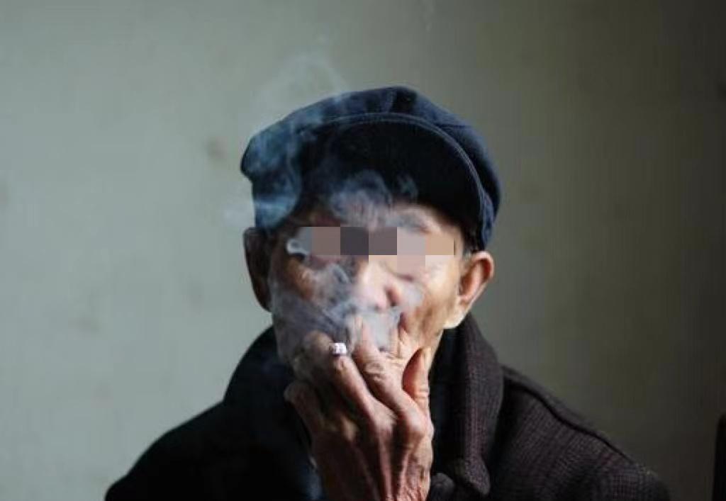 “救命！”一声惨叫划破年关的宁静。退休法官傅明生倒在血泊中，身中13刀。
凶手是