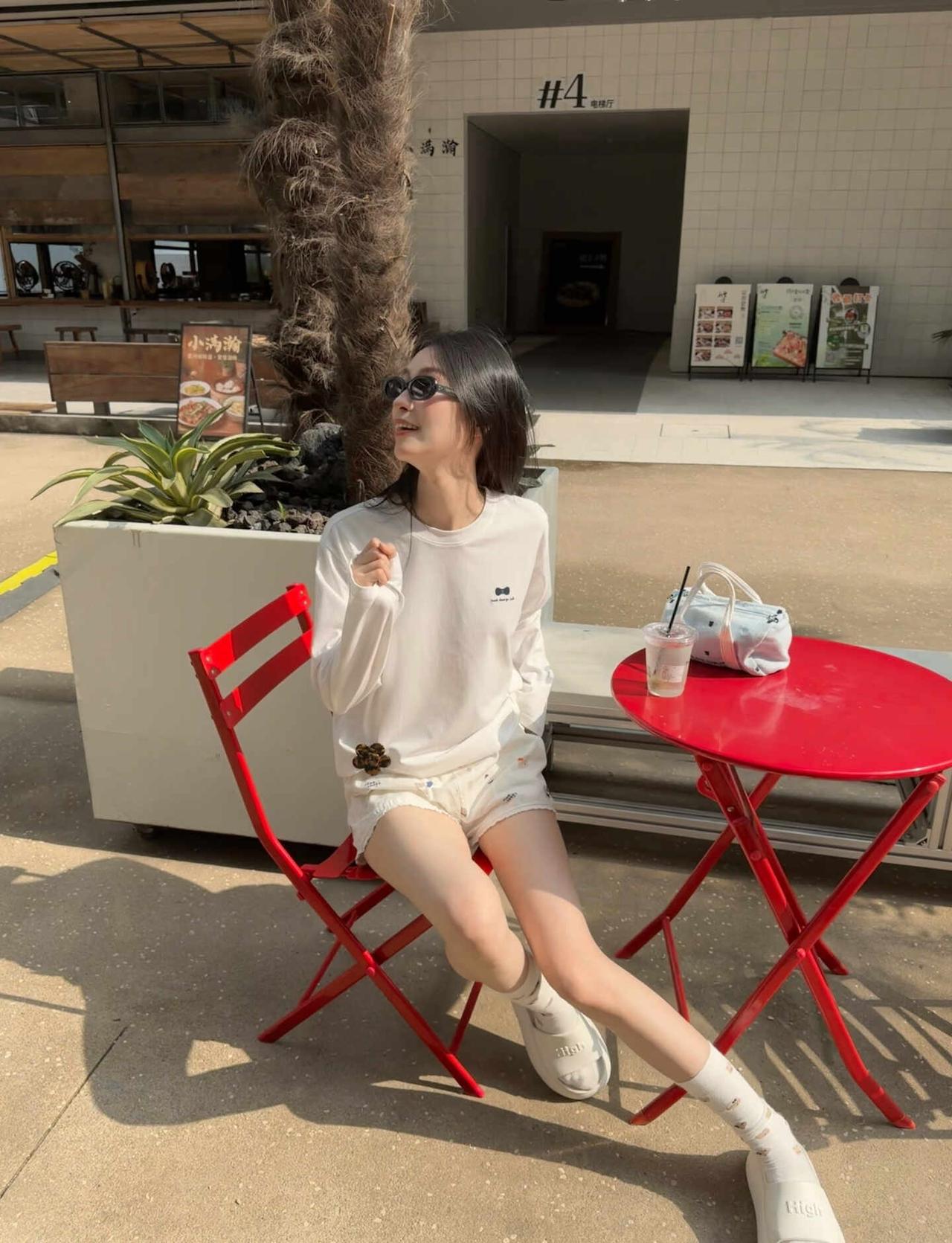 干干净净的twoi穿搭
喜欢夏天被长袖保护着的感觉
twoi ootd 孙怡同款