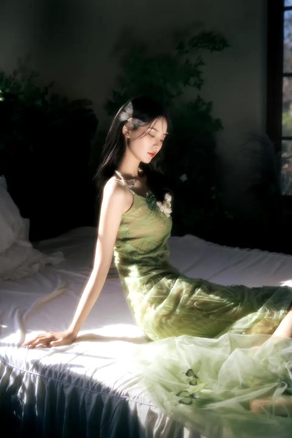 #寻找热爱表达的你#徐艺洋庆生照，好像一只蝴蝶精灵，气质好好。不怪黄子韬那么爱她