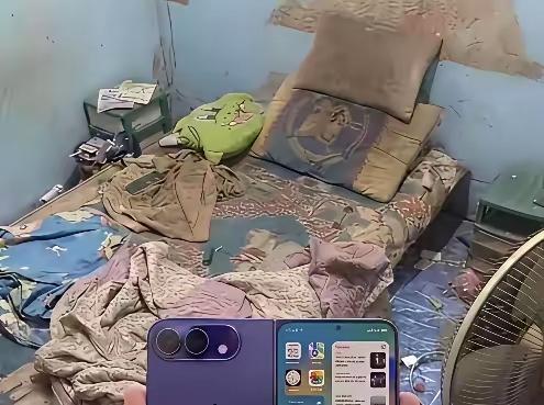 他居住的环境没人知道什么样子
但他的手机拿出去，18号技师一看就知道是高配，要二