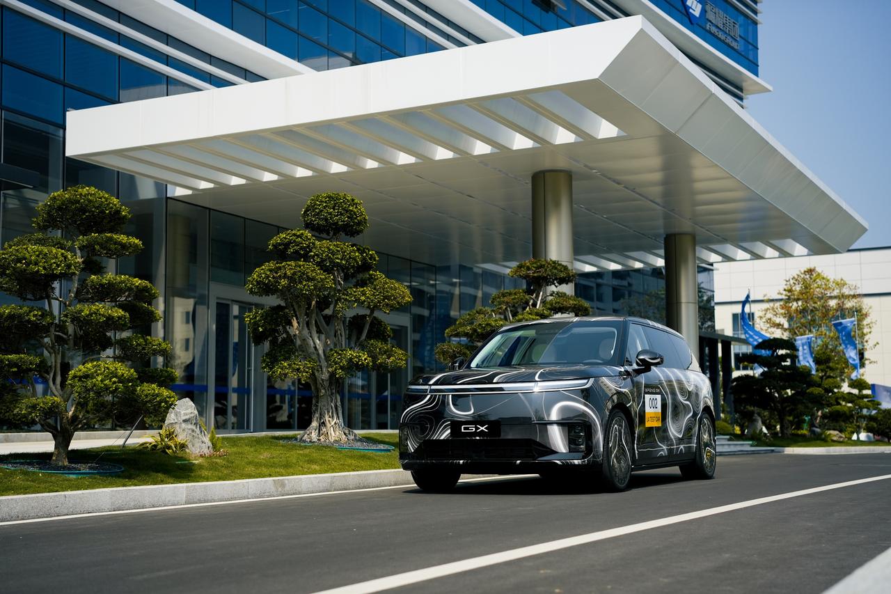 小鹏GX发布全球首个AI调光隐私玻璃这隐私玻璃来头不小啊，是小鹏汽车和福耀集团强