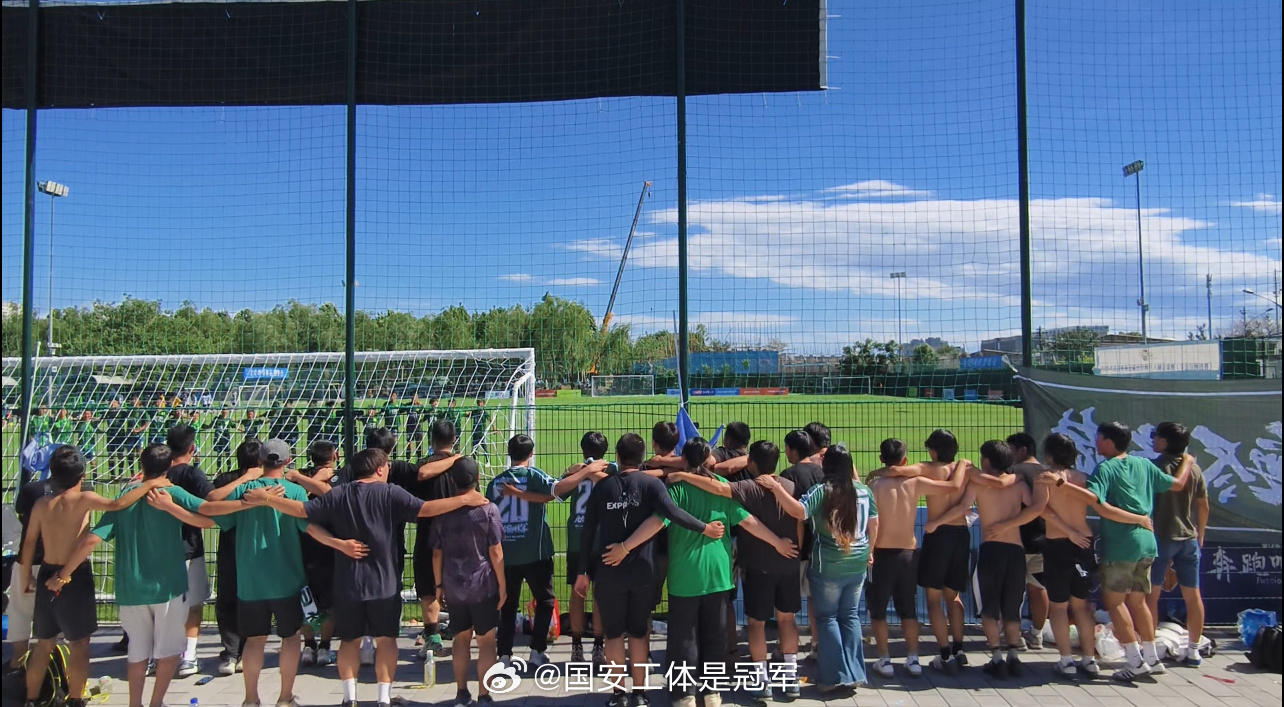 建议以后梯队比赛都放在休赛期进行，青训比赛助威阵容过于庞大了（展示图片排名不分前