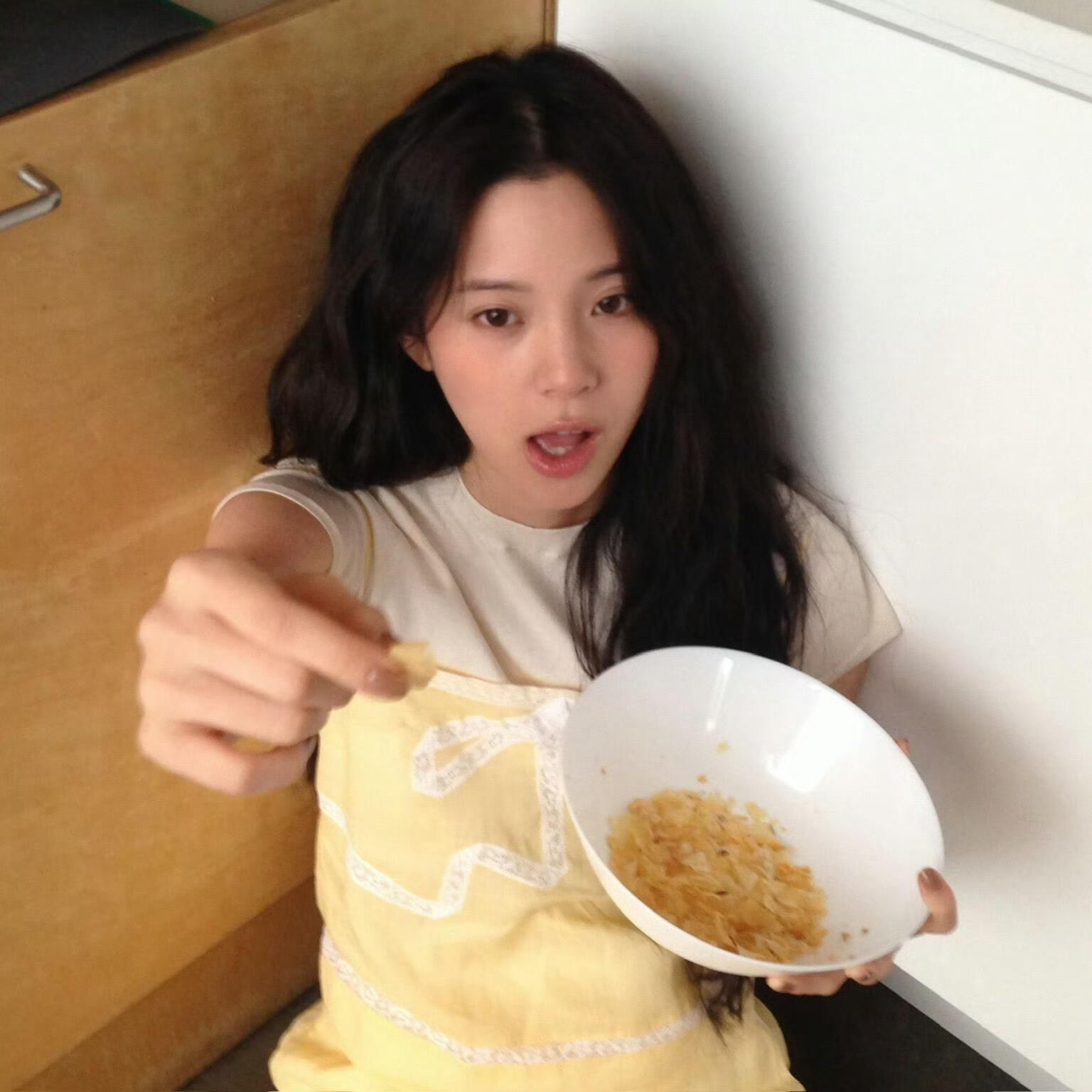 欧阳娜娜拿玩偶当话筒午后草坪微风和煦，娜娜抱着兔子玩偶轻声歌唱，光影温柔恬静，自