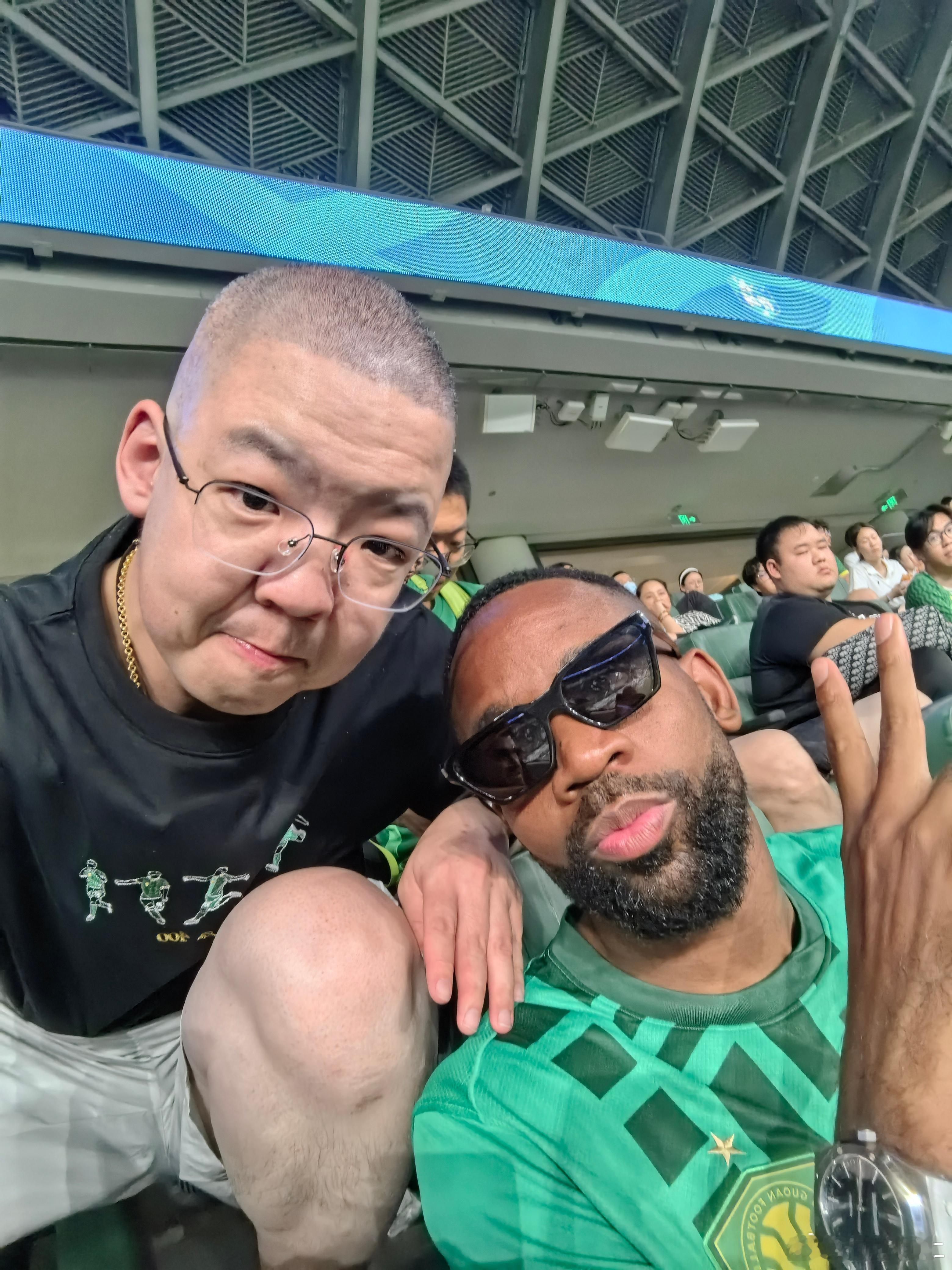 和合影！💚北京国安前国安球员巴坎布合影留念同城热门 北京·北京工人体育场