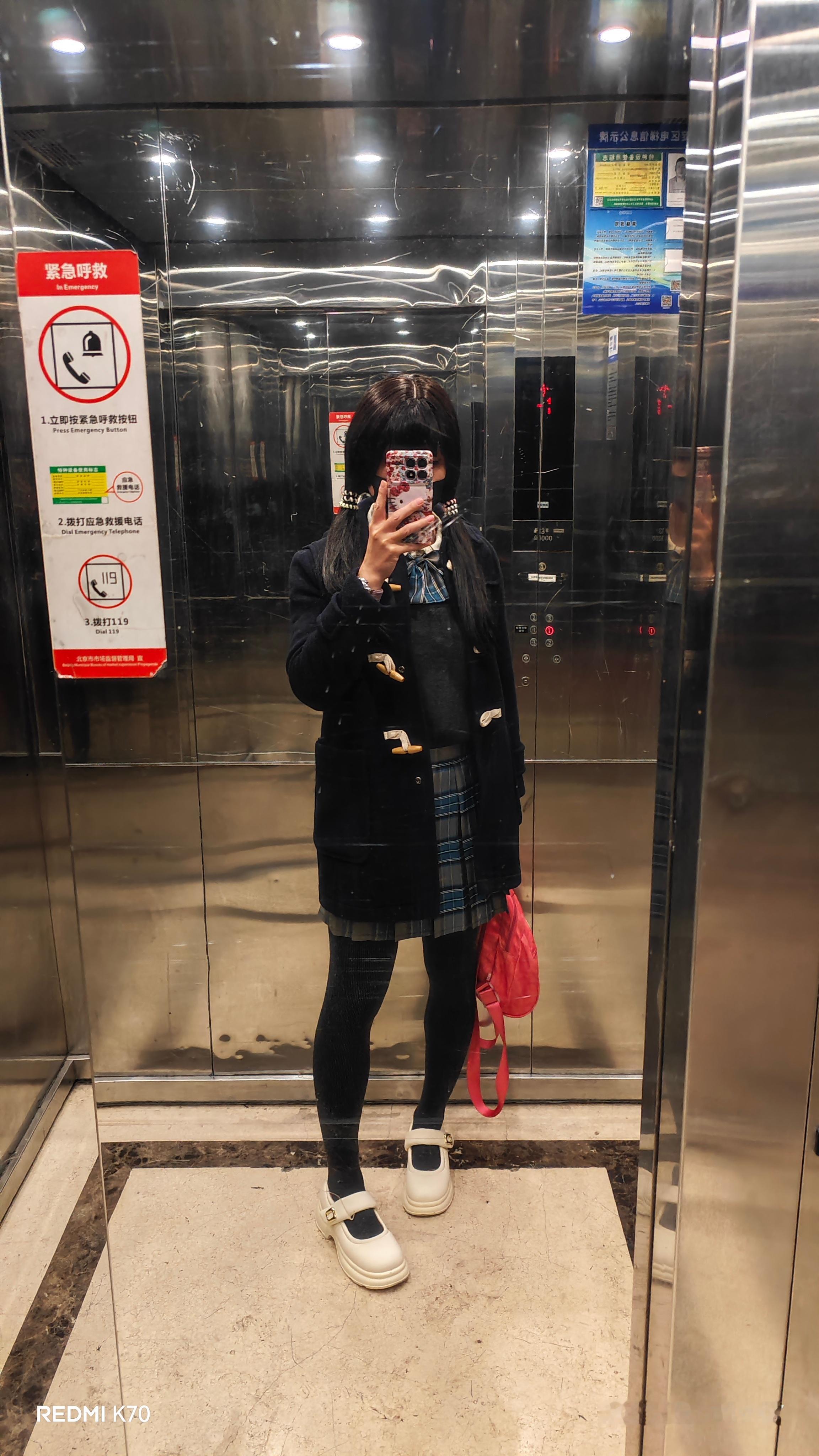 疯狂十月的最后一天，又是万圣节又是周末，就去三里屯逛了一圈。可能天冷了，感觉晚上