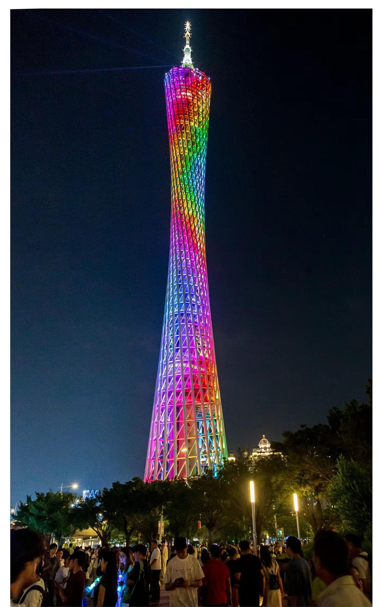 光绘珠江·潮起夜广州。夜幕低垂，珠江为带，广州便成了光影流淌的画廊。从白鹅潭的百