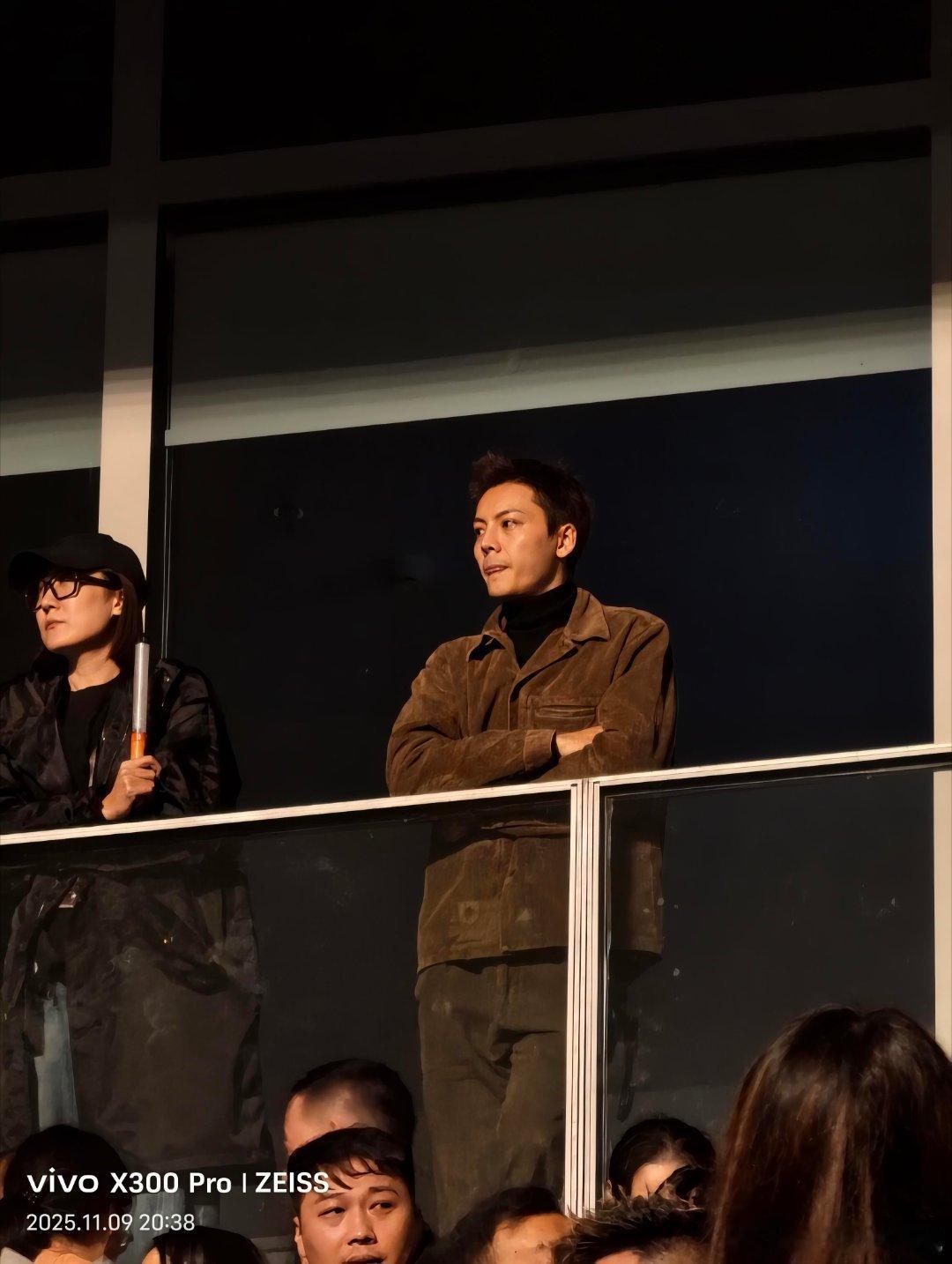 陈伟霆现身谢霆锋苏州演唱会，旁边还有霍汶希 