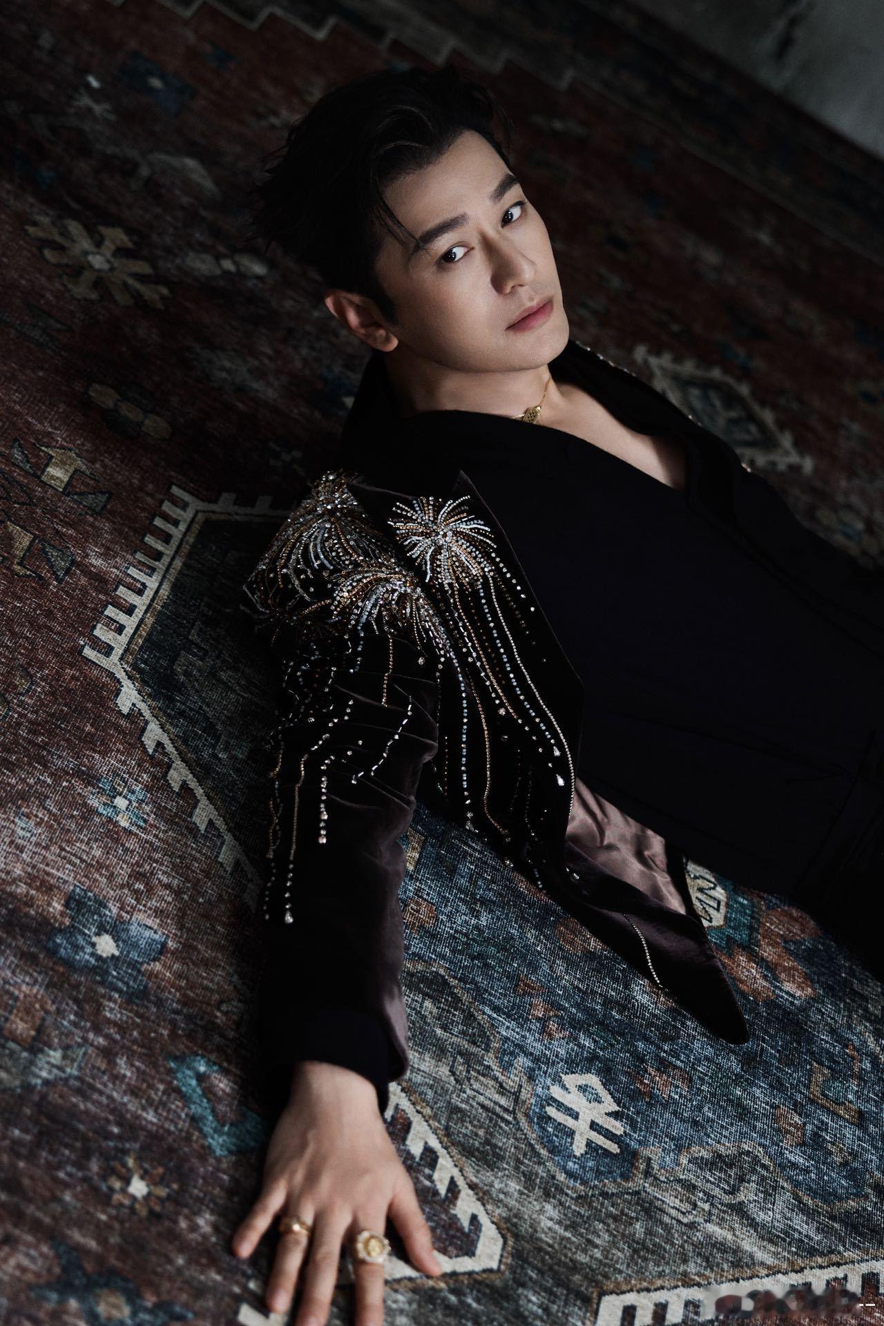 看黄晓明跨年舞台无法保持苹果肌扁平黄晓明 没有不帅的义务 哇塞，转台就看到黄晓明