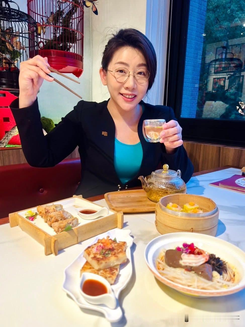 民众党议员林珍羽以身材、父亲闻名
在岛内政坛，颜值身材向来是从政选举的密码，国民