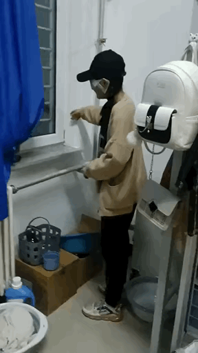 1：抓迷藏还是要点技术，要不然很容易就被抓住了。
2：反正也不出去，就随便一点也