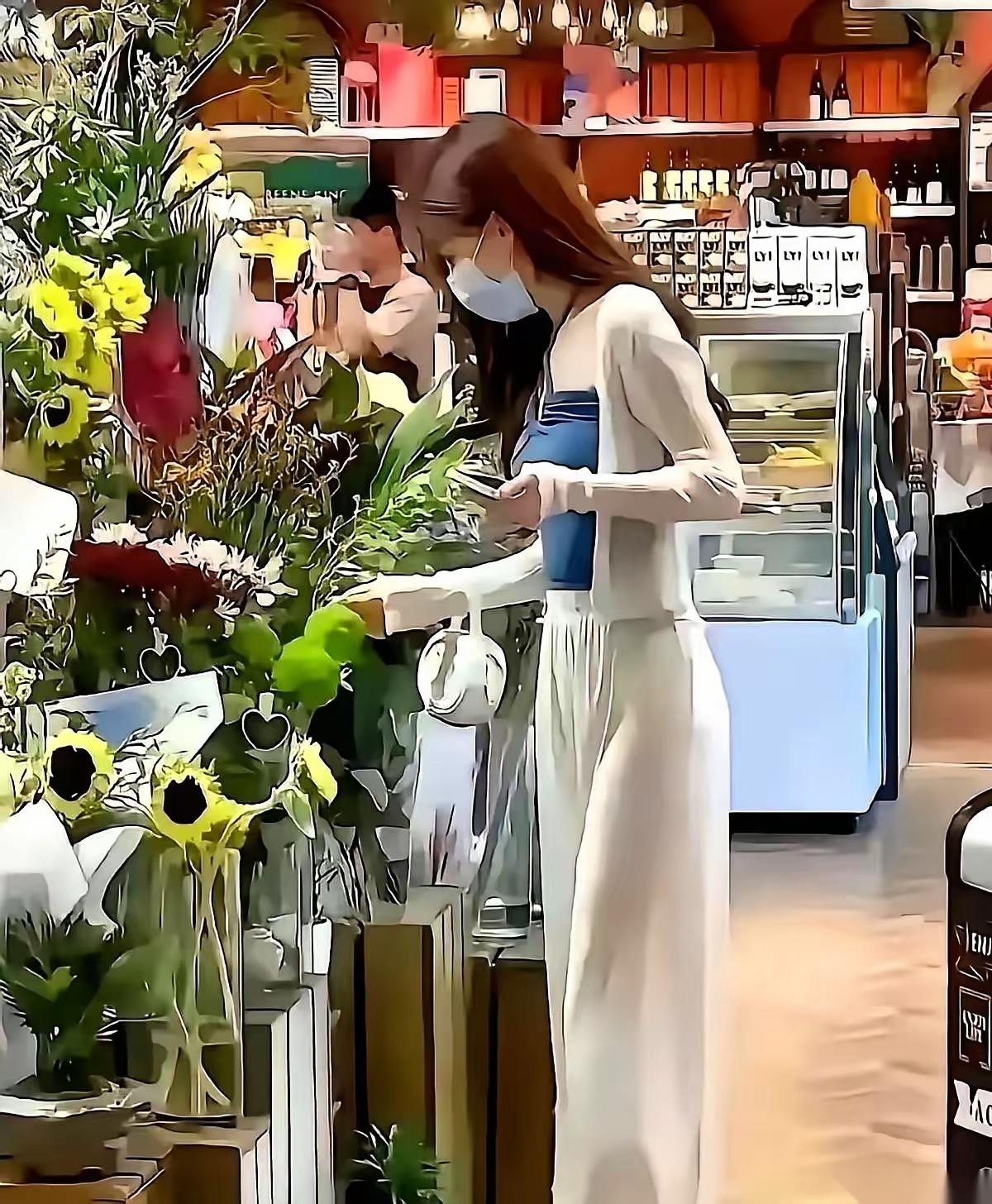 街头最心酸的沉默：不是冷漠，是善意不敢发声
 
最近一段街头画面，道尽了成年人的