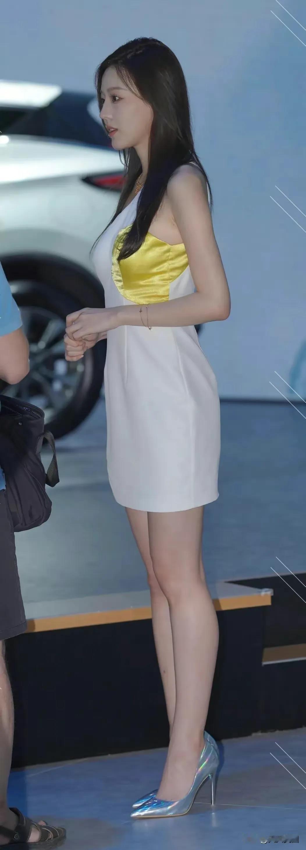白裙气质美女