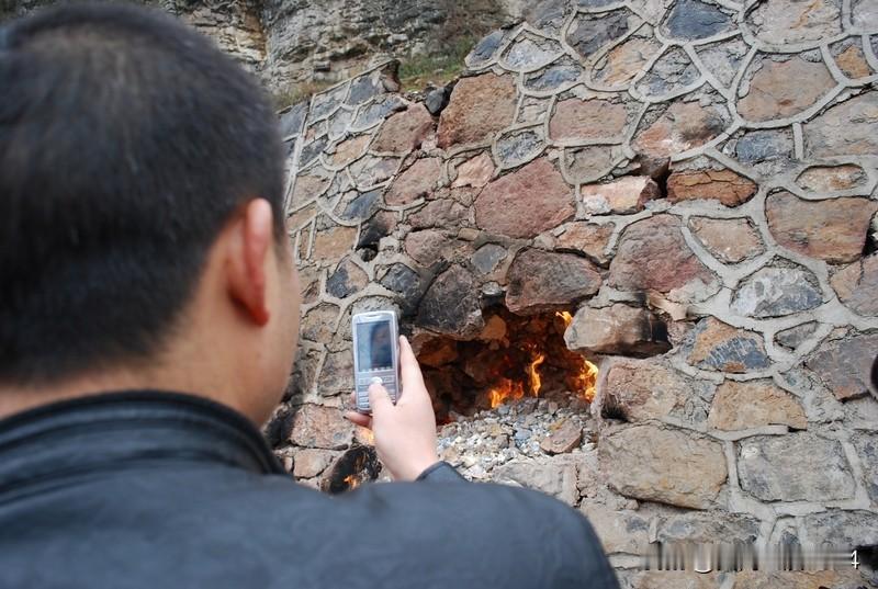 13999元华为手机掉火坑后还能用 最近山东滨州张先生的事儿太让人惊叹了！他六年