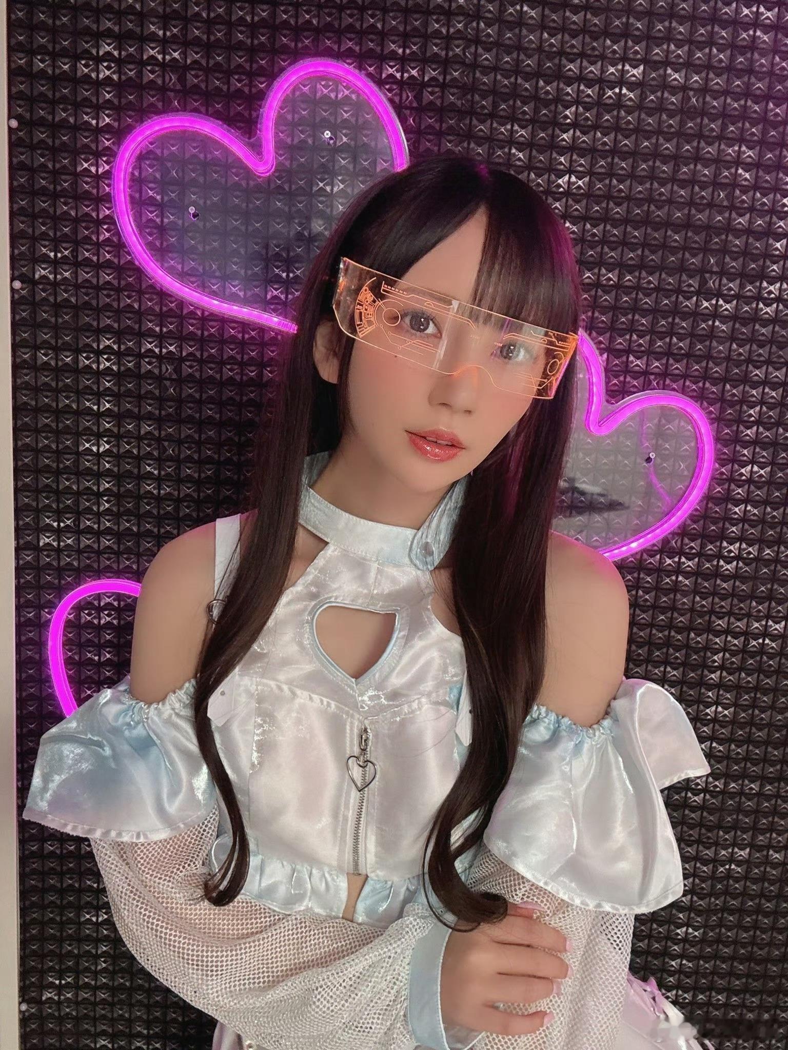 今天的七泽美亚 一身白的萌妹🤍 