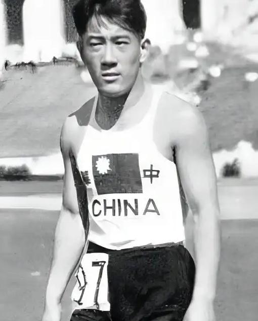 1932年，美国洛杉矶奥运会，仅有1名运动员的中国代表团，引来观众的阵阵讥笑。可