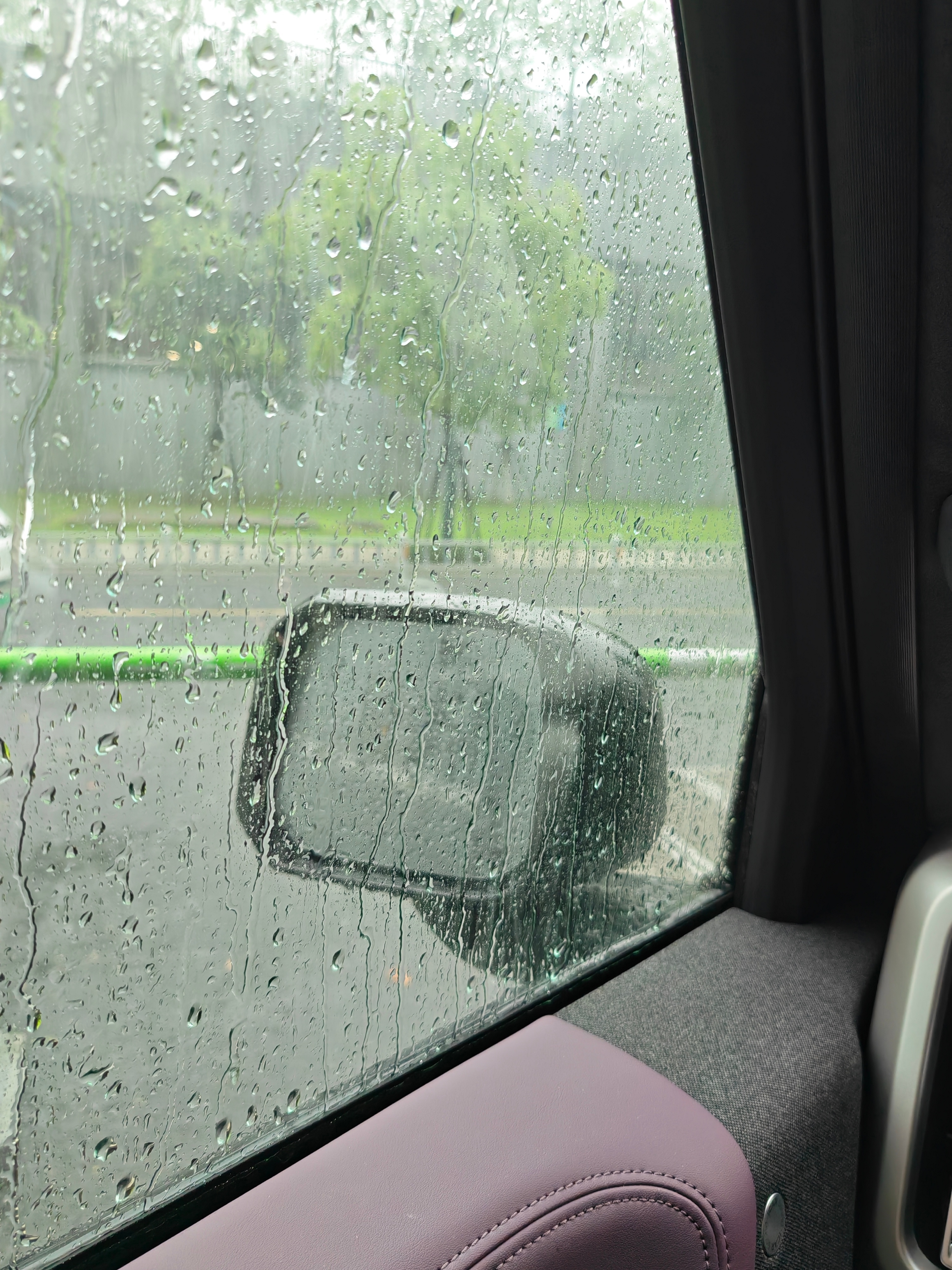 我的天落地杭州…这暴雨跟西湖的水倒下来一样雨刮器都快干冒烟了